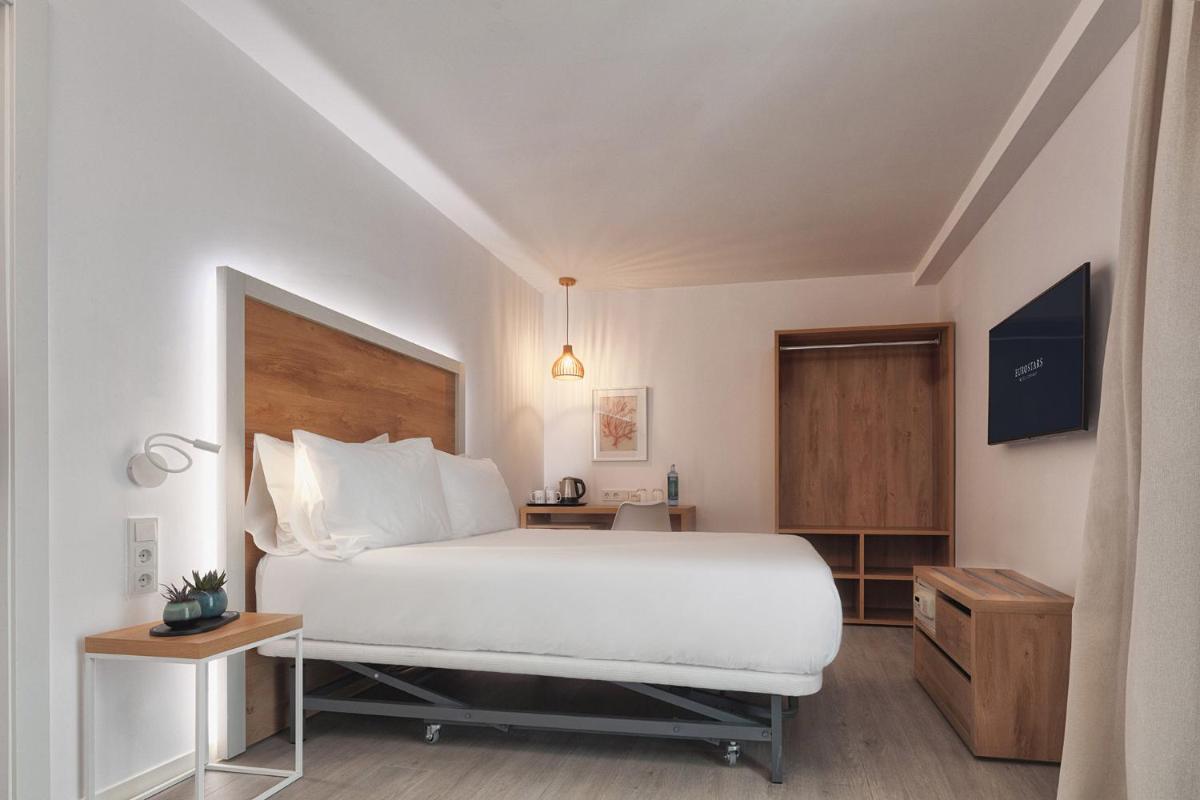 Cama o camas de una habitación en Eurostars Puerto de Ibiza