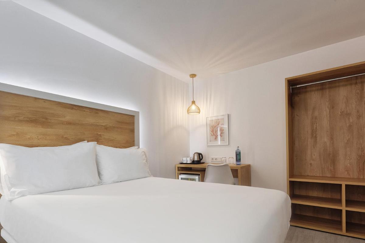 Cama o camas de una habitación en Eurostars Puerto de Ibiza