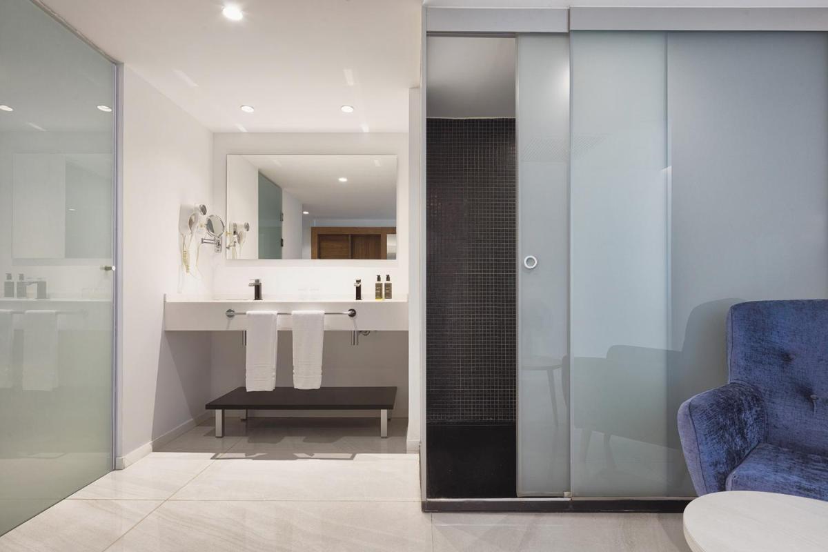 Un baño de Eurostars Puerto de Ibiza