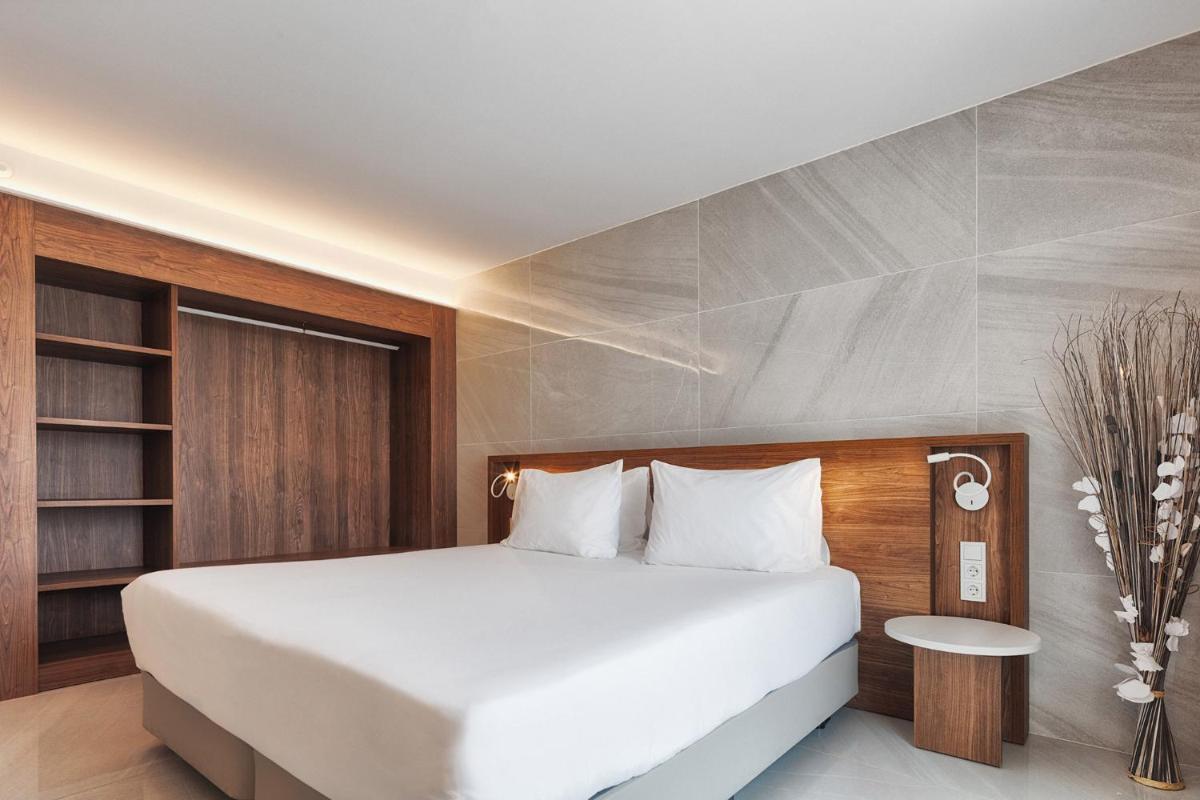Cama o camas de una habitación en Eurostars Puerto de Ibiza