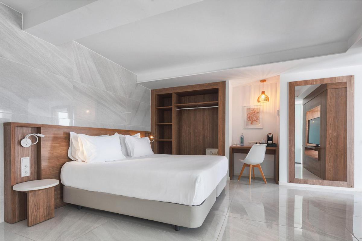 Cama o camas de una habitación en Eurostars Puerto de Ibiza