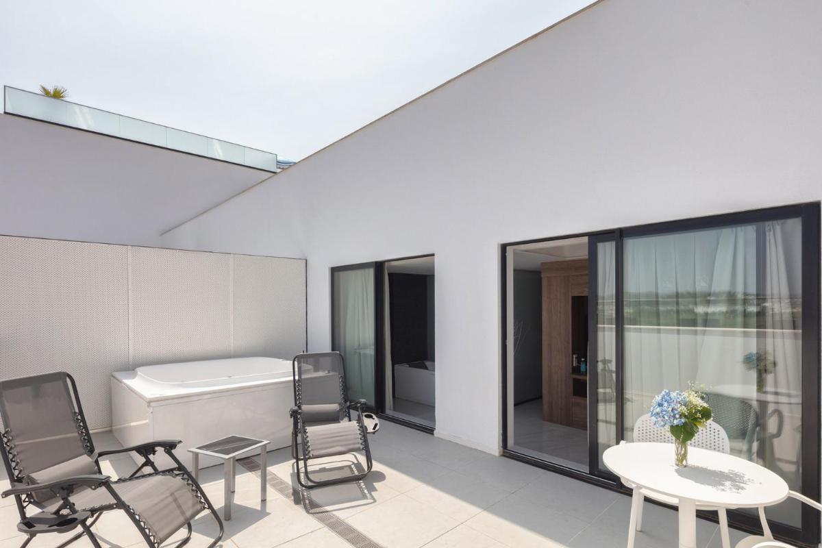 Un balcón o terraza de Eurostars Puerto de Ibiza