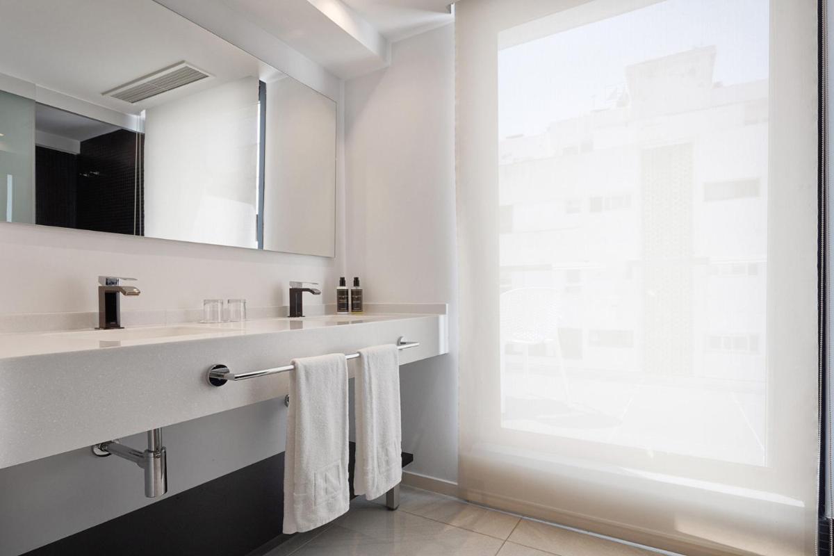 Un baño de Eurostars Puerto de Ibiza