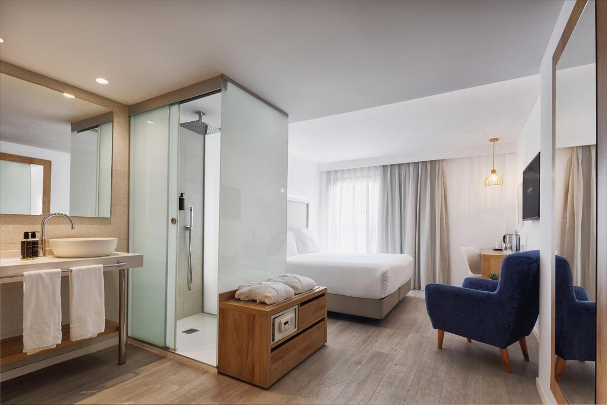 Cama o camas de una habitación en Eurostars Puerto de Ibiza