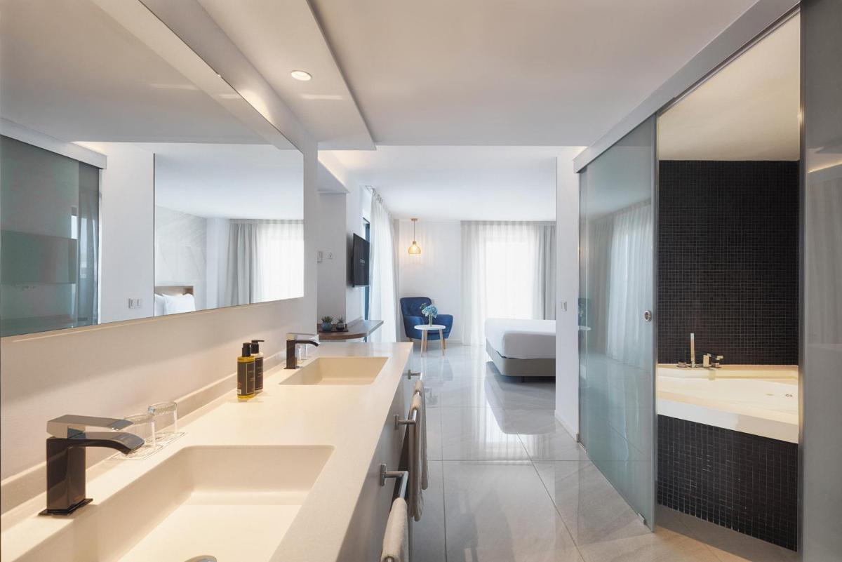 Un baño de Eurostars Puerto de Ibiza