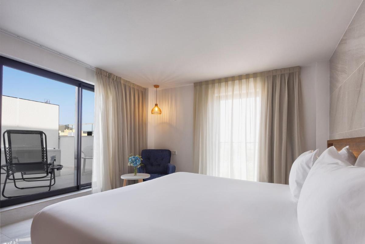 Cama o camas de una habitación en Eurostars Puerto de Ibiza