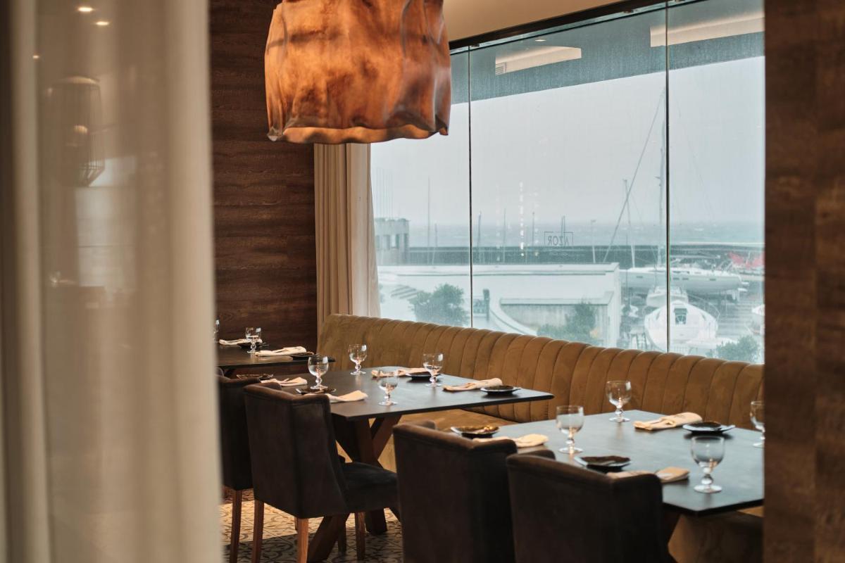 Um restaurante ou outro lugar para comer em Octant Ponta Delgada