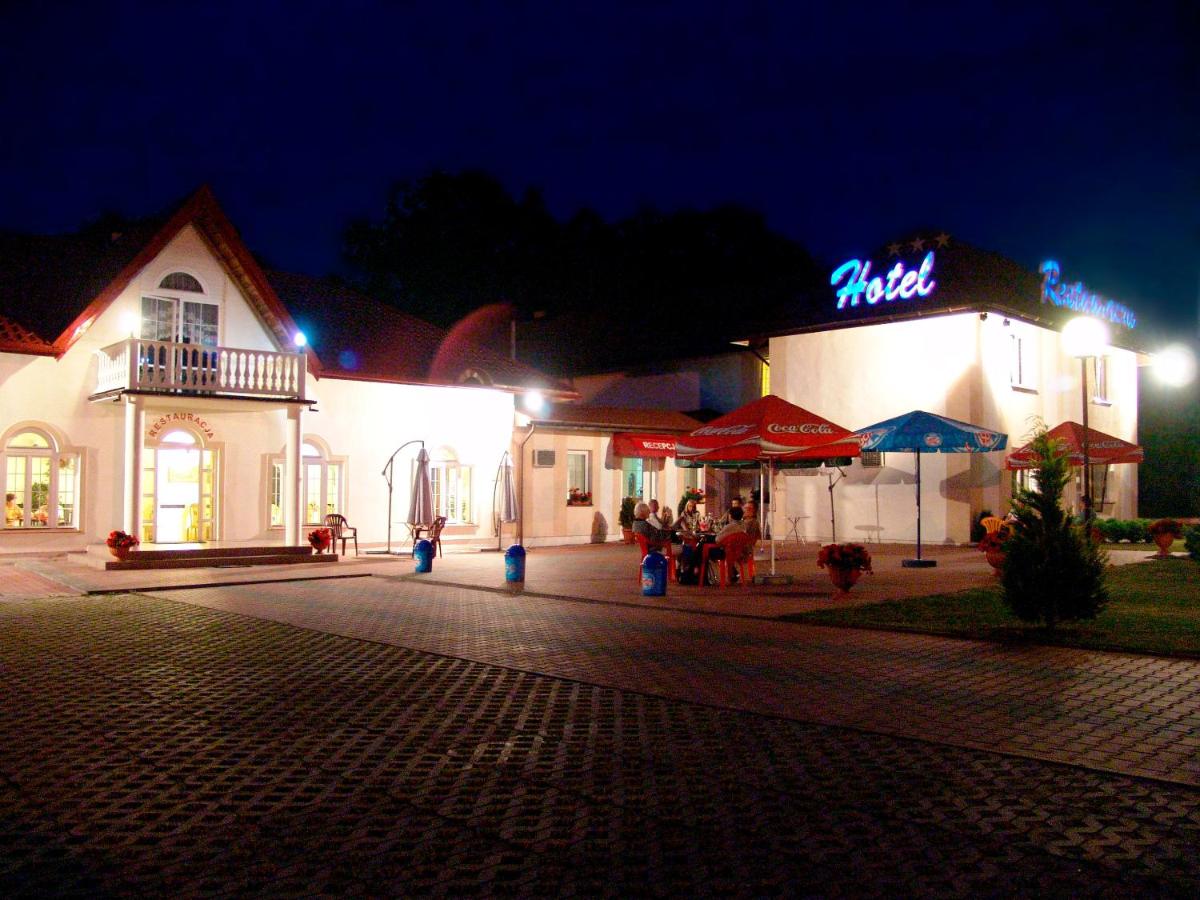 Hotel Pod Dębami - Housity