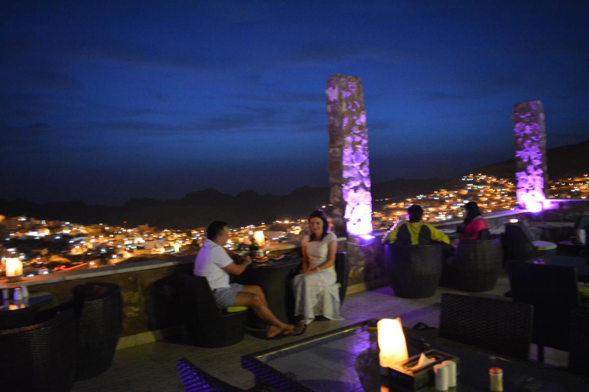 Tetra Tree Hotel - Housity