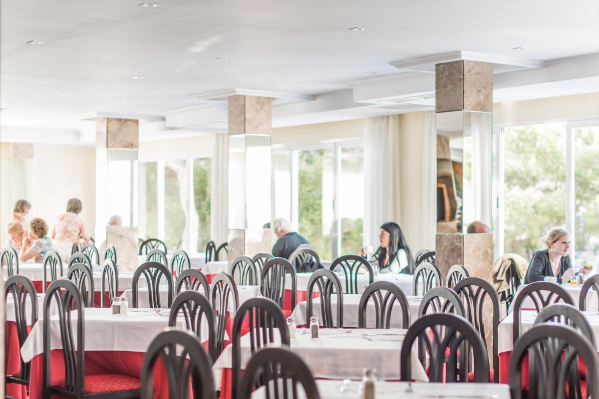 Un restaurante o sitio para comer en Hotel Torre Azul & Spa - Adults Only
