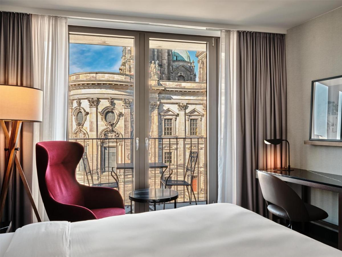 Ein Bett oder Betten in einem Zimmer der Unterkunft Radisson Collection Hotel, Berlin Ein Bett oder Betten in einem Zimmer der Unterkunft Radisson Collection Hotel, Berlin