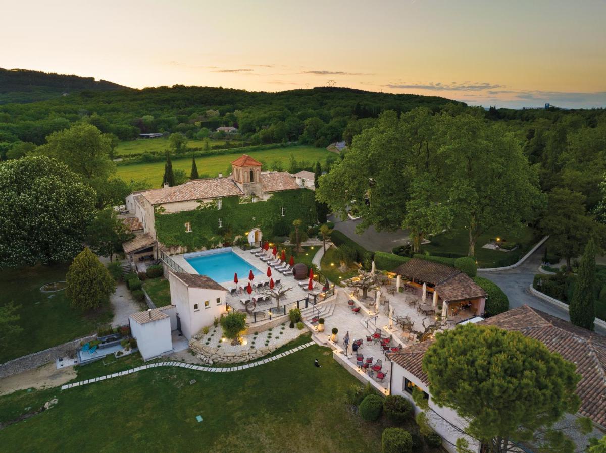 - une vue aérienne sur un domaine avec une piscine dans l'établissement Le Domaine Du Colombier, à Malataverne