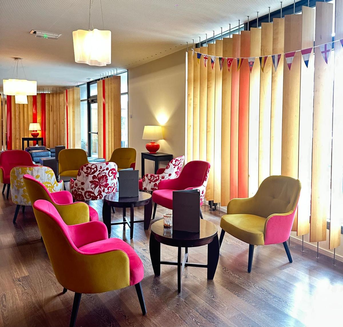 Coin salon dans l'établissement Le M & Spa Bordeaux Aéroport by Hôtels & Préférence
