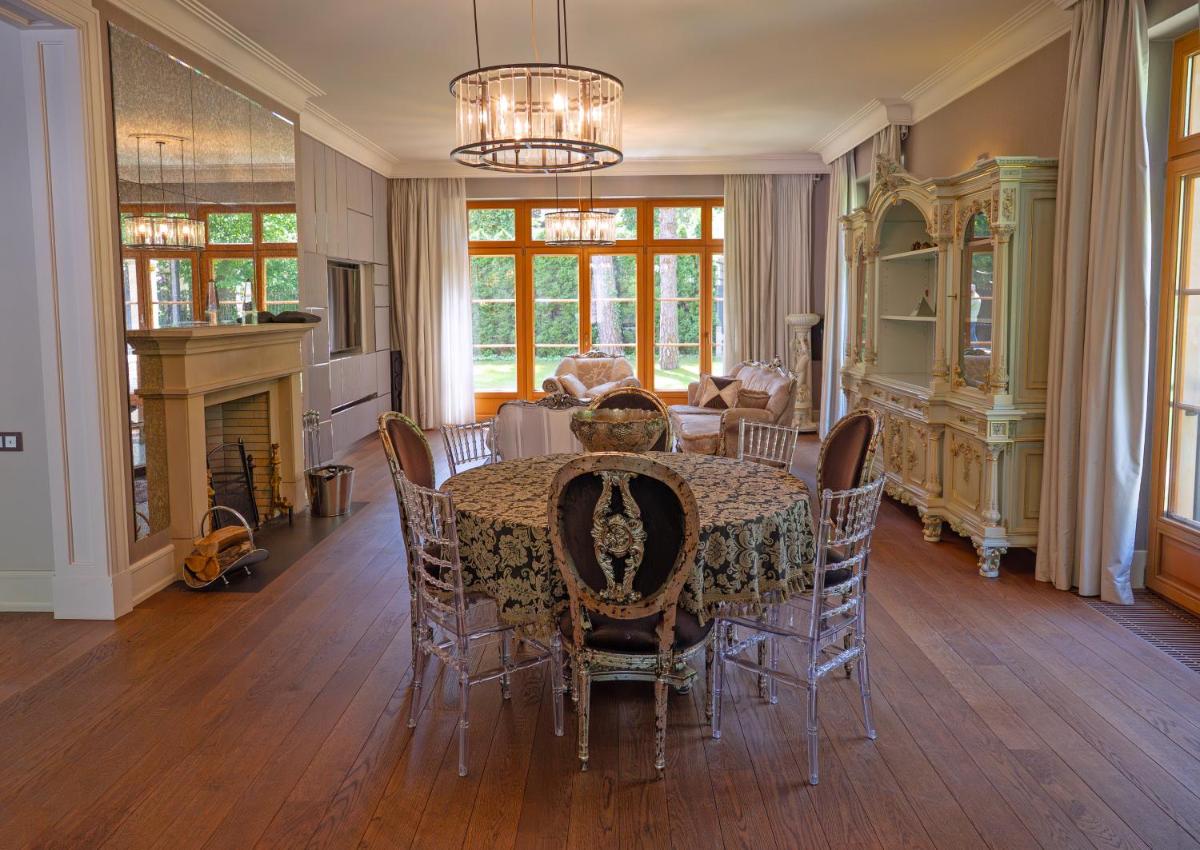 Stately Home in Magdalenka Warsaw - Housity