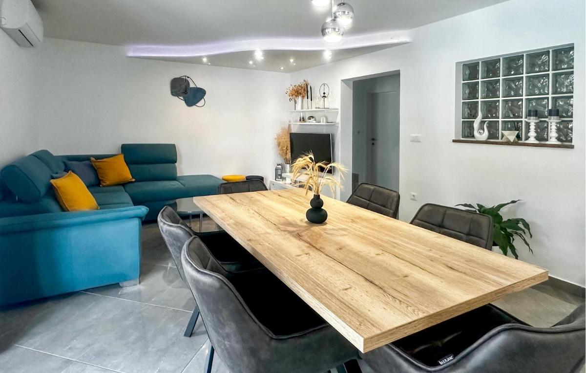 Three-Bedroom Apartment In Svetvincenat - Housity