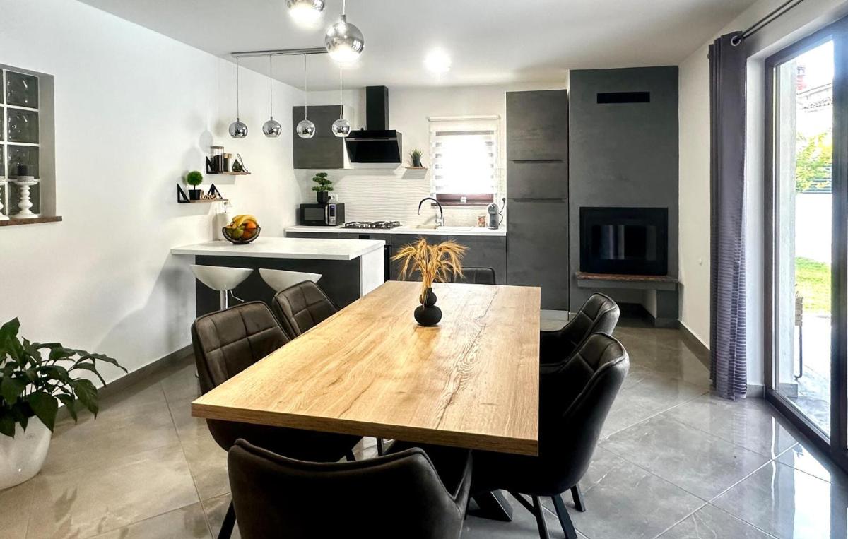 Three-Bedroom Apartment In Svetvincenat - Housity