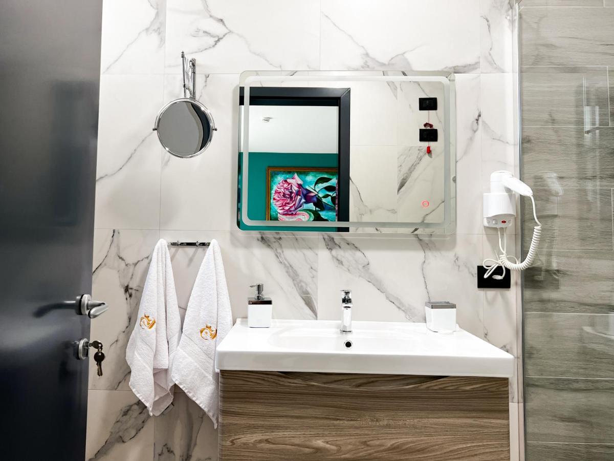 Jata Crown Hotel - Housity