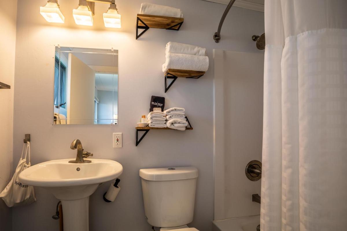 Beachfront Inn - Housity