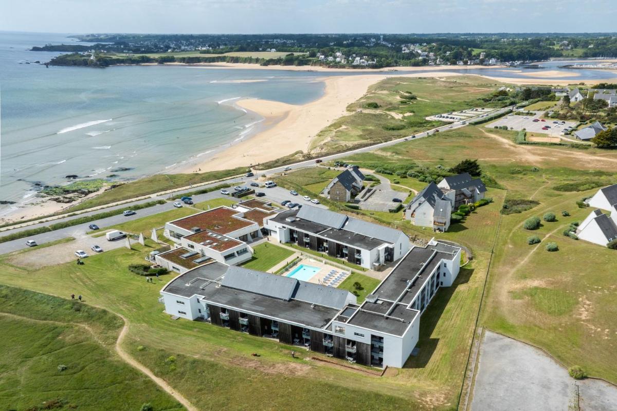 - une vue aérienne sur une maison à côté d'une plage dans l'établissement Résidence Odalys Fleur de Sel, à Guidel-Plage