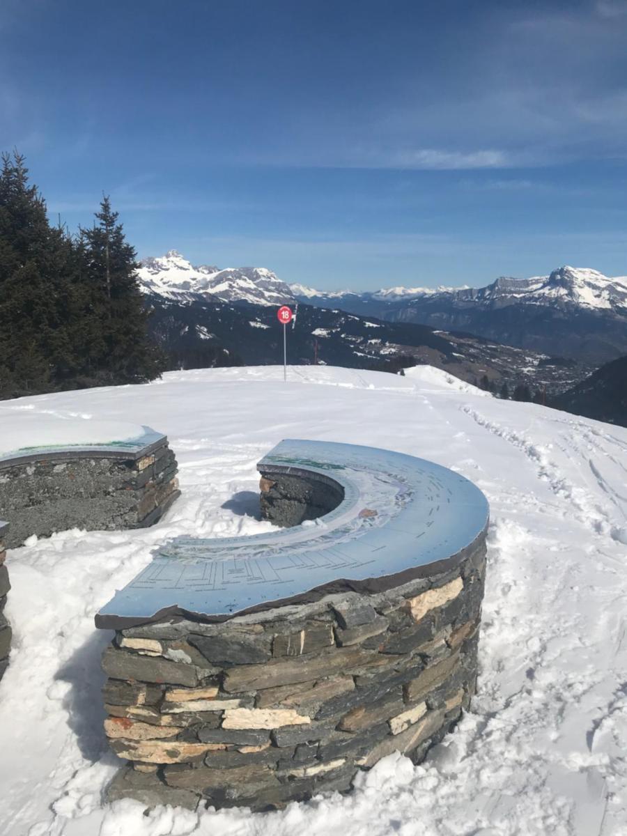 Vue générale sur la montagne ou vue sur la montagne depuis l'hôtel