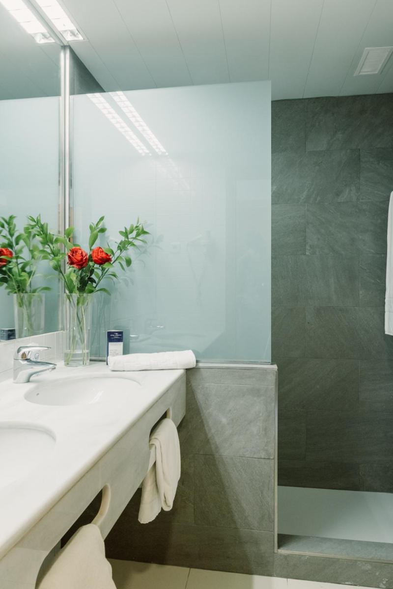 Un baño de Hotel Lodomar Spa & Talasoterapia