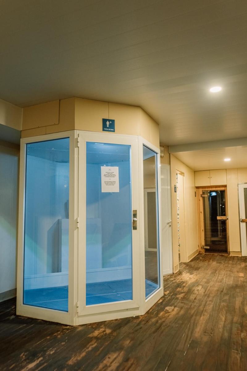 Una habitación vacía con una puerta de cristal en un edificio. en Hotel Lodomar Spa & Talasoterapia, en San Pedro del Pinatar