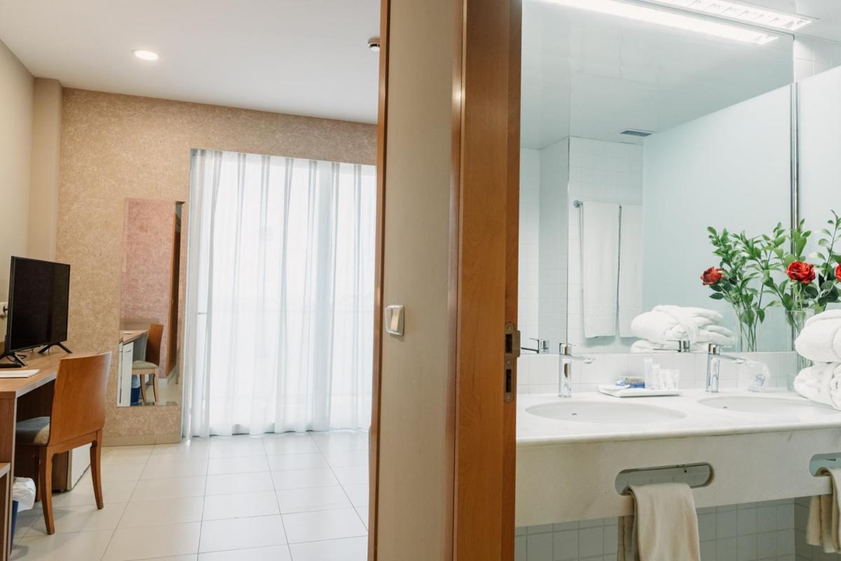 Una televisión o centro de entretenimiento en Hotel Lodomar Spa & Talasoterapia
