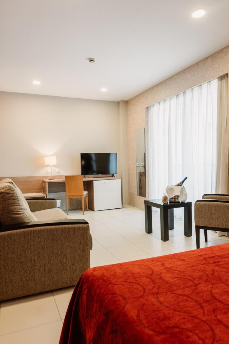 Una televisión o centro de entretenimiento en Hotel Lodomar Spa & Talasoterapia