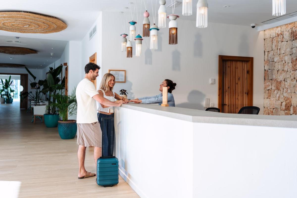 un grupo de personas de pie en un mostrador en una cocina en Hotel Villa Chiquita - Adults Only - Over 12, en Colonia de Sant Jordi 211 fotos más