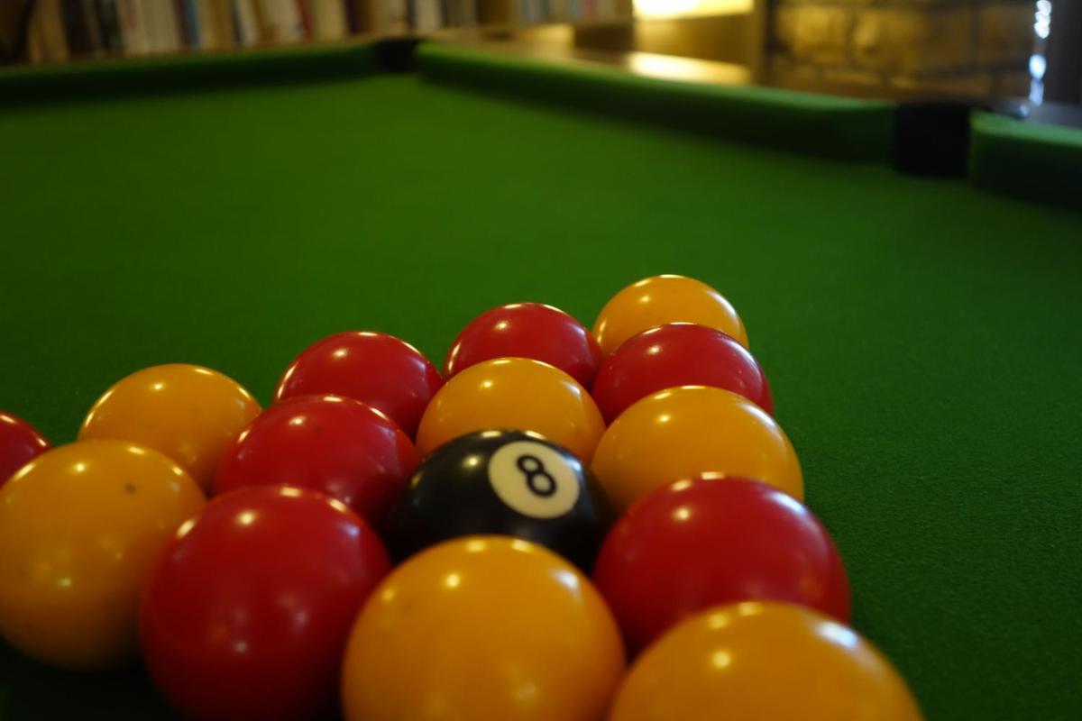Billard dans l'établissement Hôtel La Ségalière Spa Bar