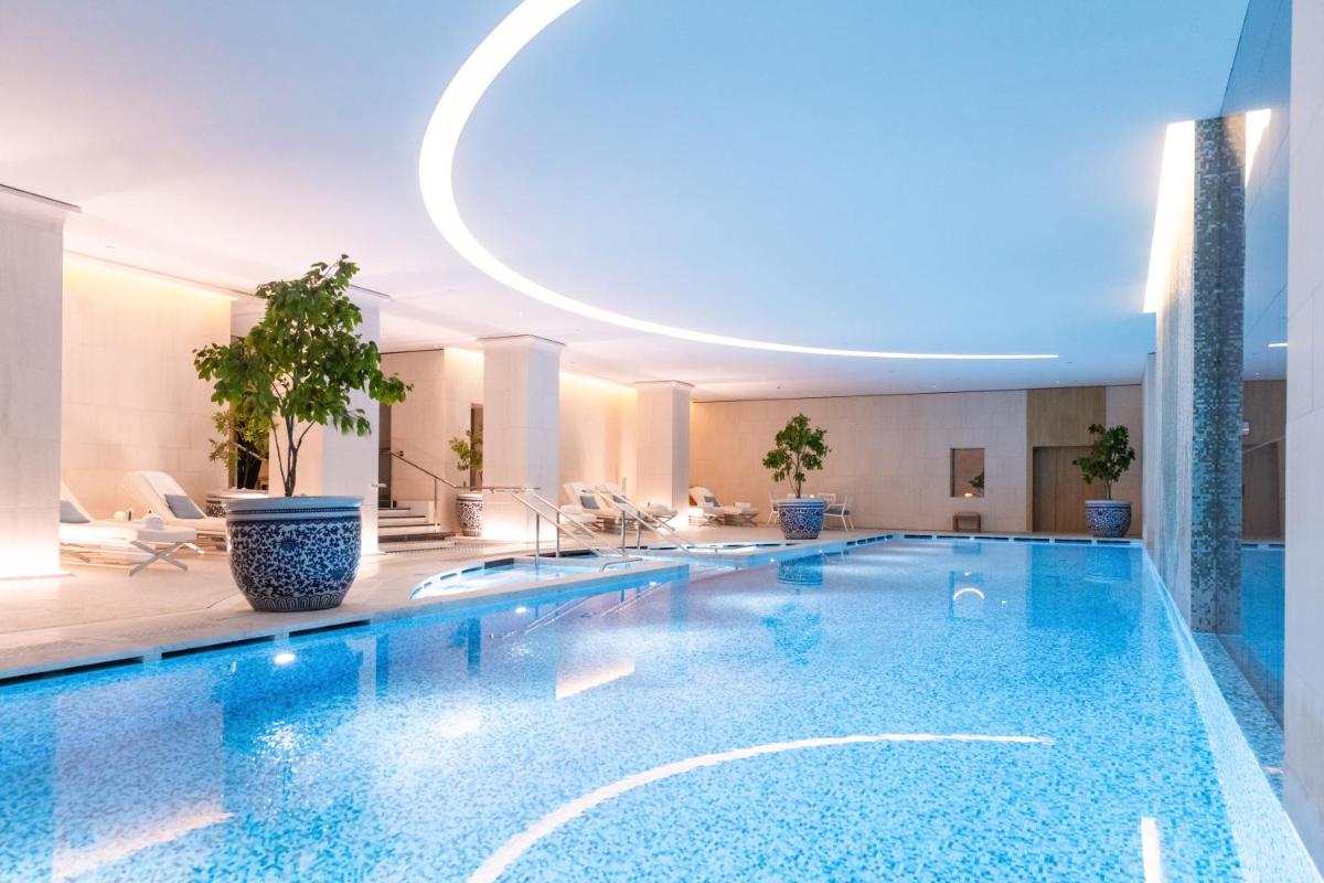 une grande piscine dans un hôtel doté d'un plafond dans l'établissement The Peninsula Paris, à Paris une grande piscine dans un hôtel doté d'un plafond dans l'établissement The Peninsula Paris, à Paris
