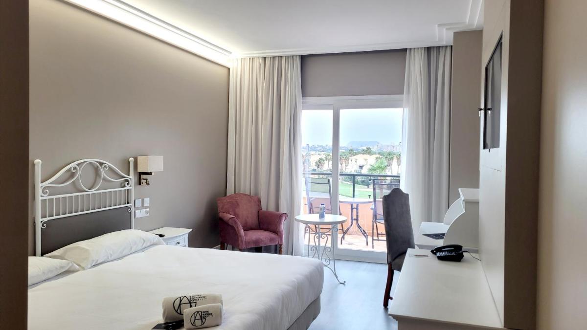 Cama o camas de una habitación en Hotel Alicante Golf