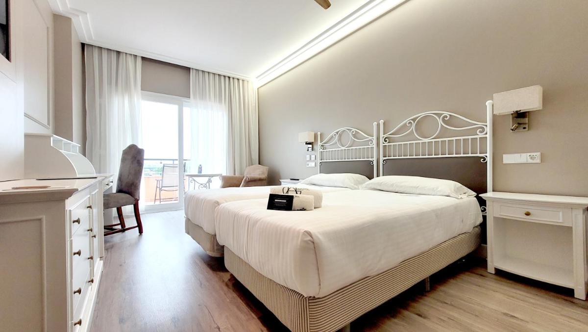 Cama o camas de una habitación en Hotel Alicante Golf