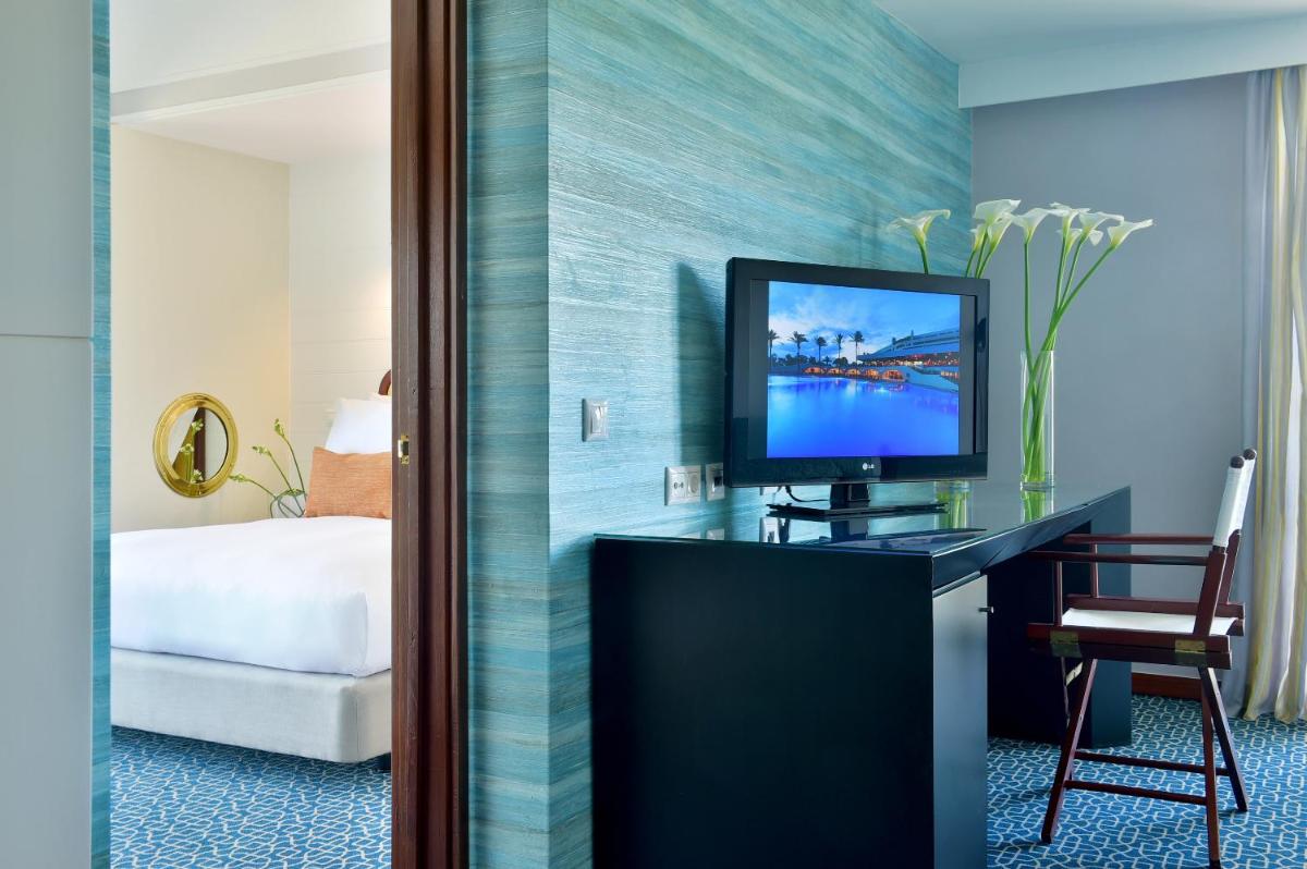 Uma televisão e/ou sistema de entretenimento em Pestana Alvor Praia Premium Beach & Golf Resort