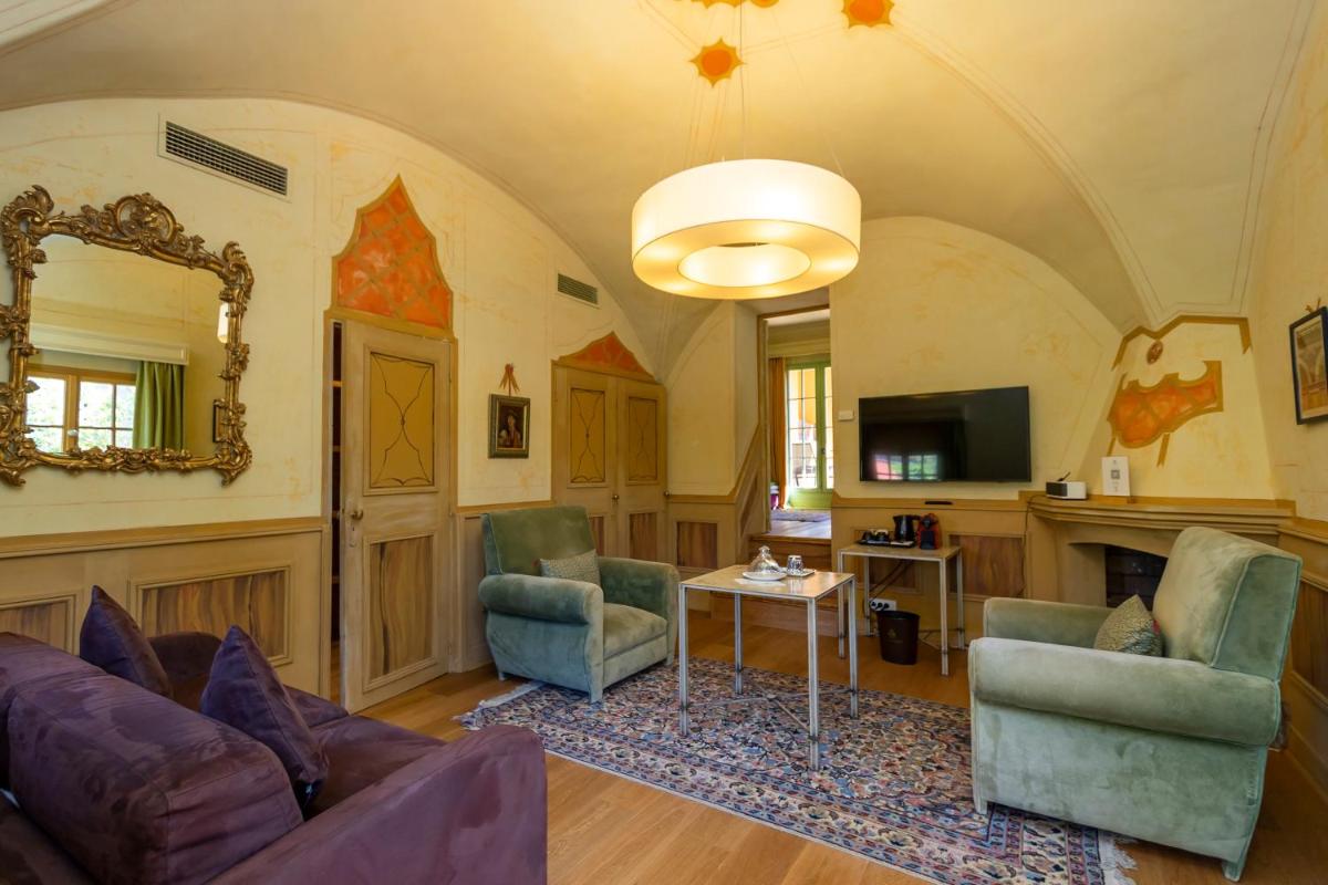 un salon avec un canapé, des chaises et une table dans l'établissement La Signoria & Spa, à Calvi