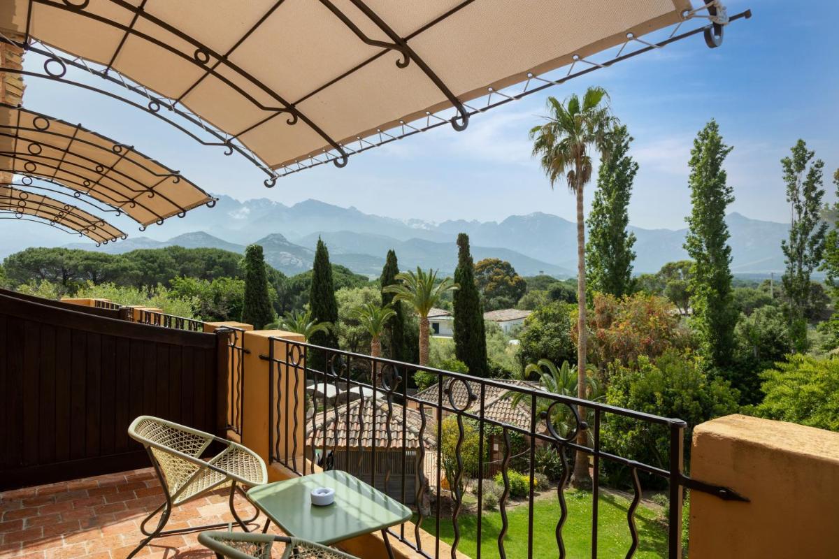 Vue générale sur la montagne ou vue sur la montagne depuis l'hôtel