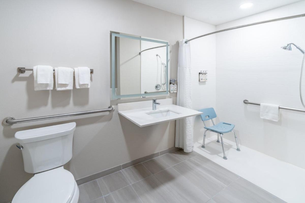 Holiday Inn Express & Suites Denver North - Thornton by IHG - Housity