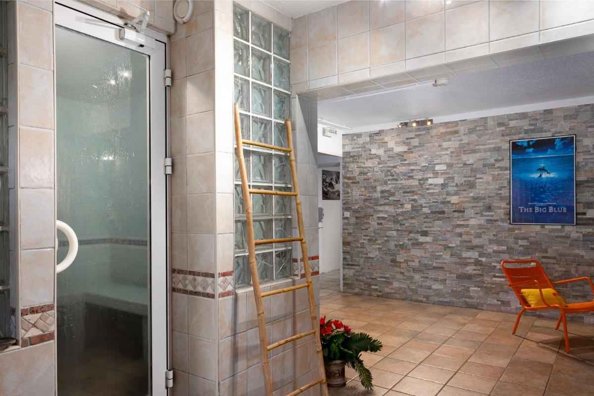 Salle de bains dans l'établissement Hôtel-Résidence Le Lys