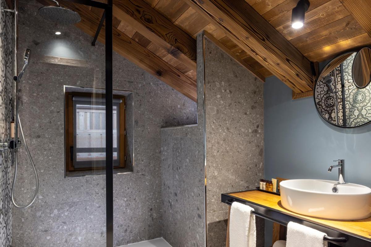 une salle de bain avec un lavabo et une douche dans l'établissement Hotel MONT-BLANC VAL D'ISERE, à Val dʼIsère