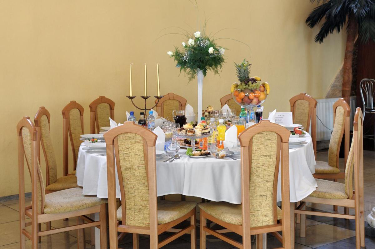 Hotel Pod Dębami - Housity