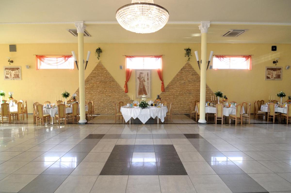 Hotel Pod Dębami - Housity