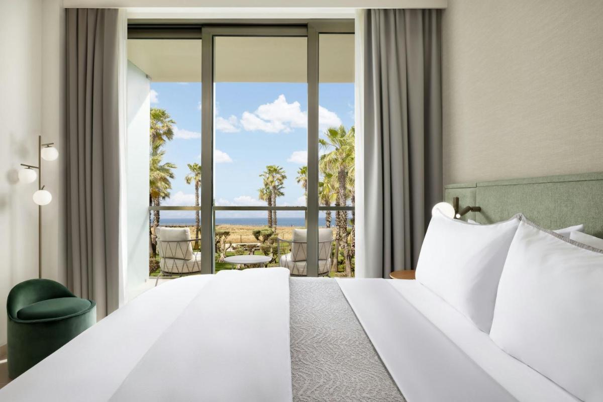 Uma cama ou camas num quarto em The Westin Salgados Beach Resort, Algarve