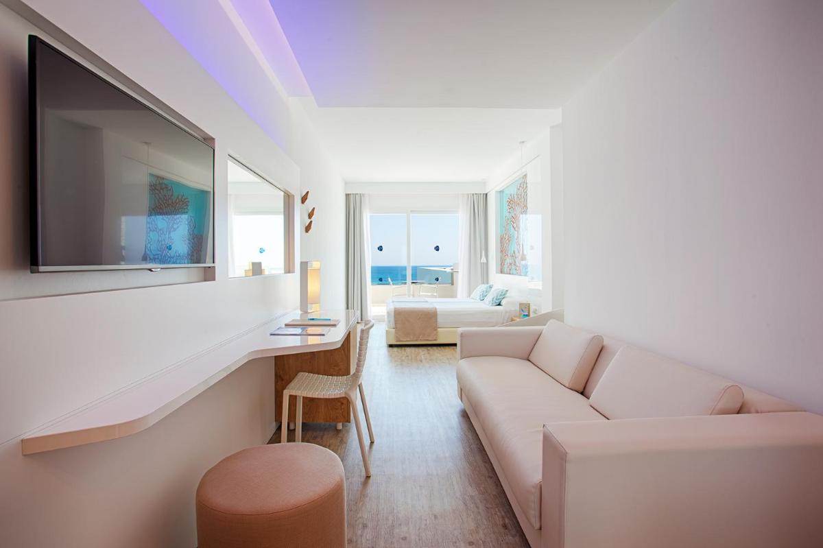 Una televisión o centro de entretenimiento en The Sea Hotel by Grupotel - Adults Only