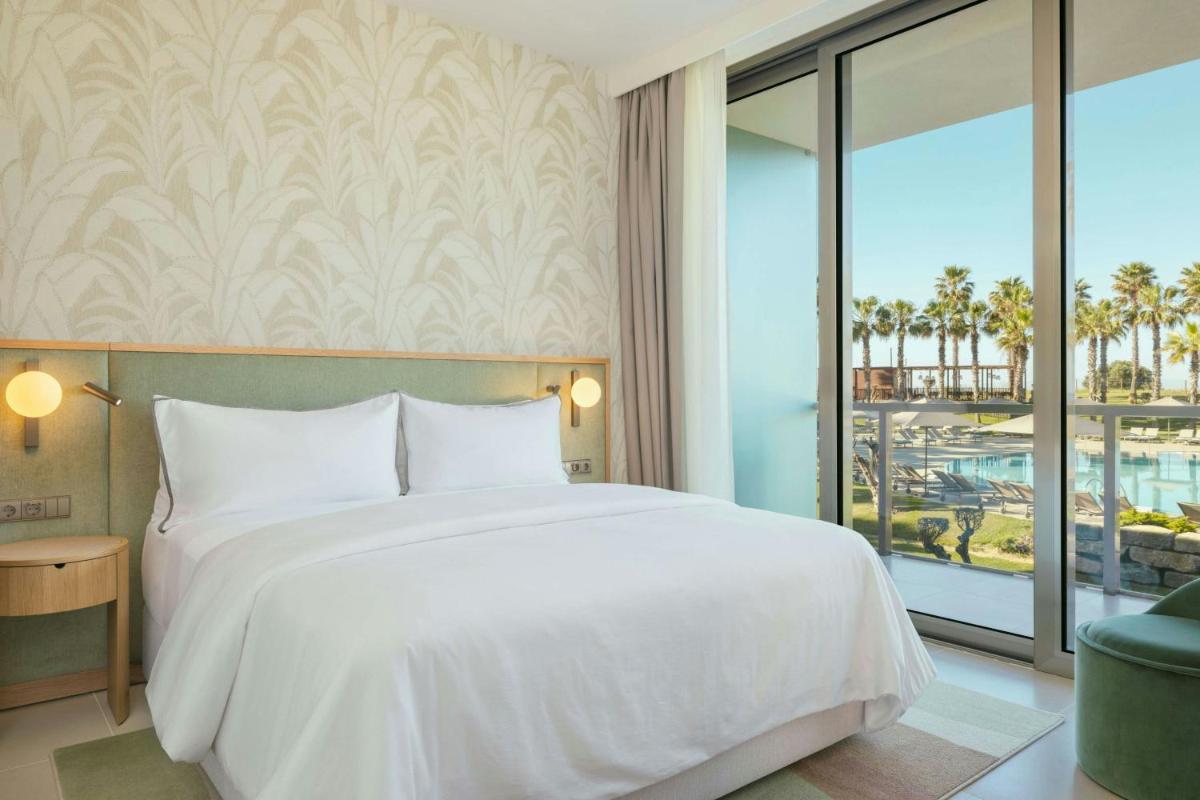 Uma cama ou camas num quarto em The Westin Salgados Beach Resort, Algarve