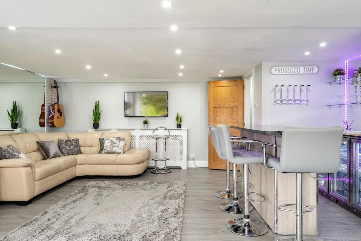 2 Bedroom Garden Flat - Housity