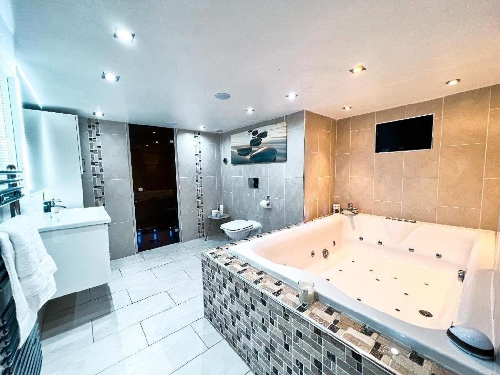 2 Bedroom Garden Flat - Housity