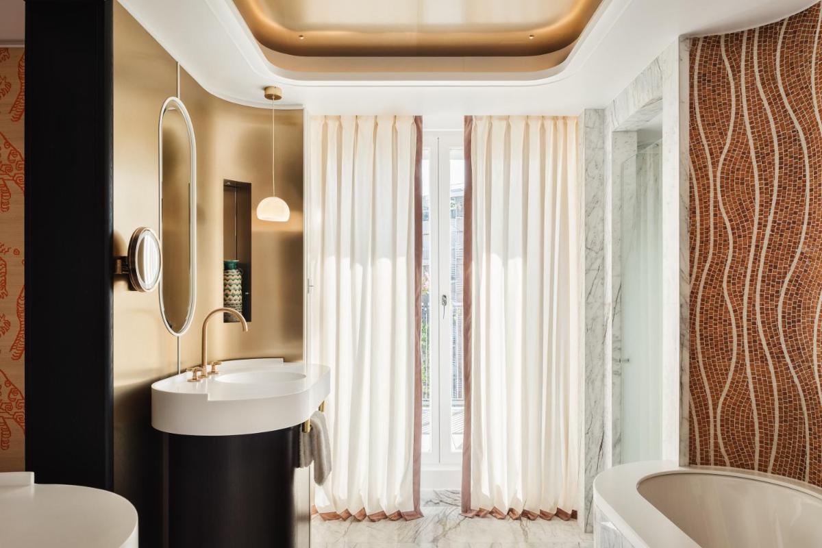 Salle de bains dans l'établissement Hôtel De Sers Champs Elysées Paris