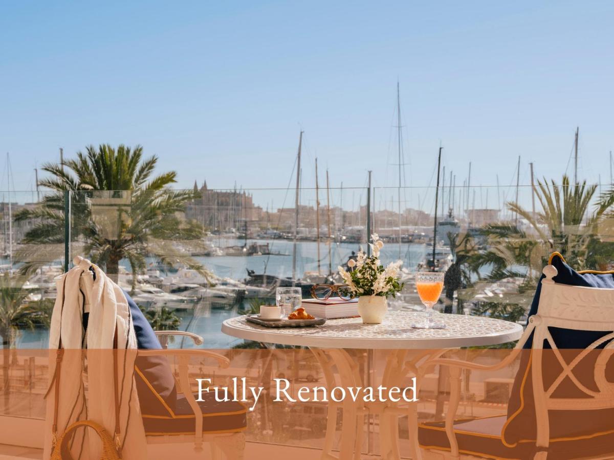 mesa y sillas con vistas al puerto deportivo en Hotel Victoria Gran Meliá, en Palma de Mallorca