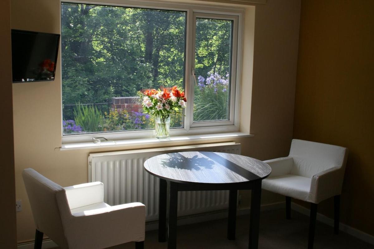 Outstanding Llangollen Riverside Apartment - Housity
