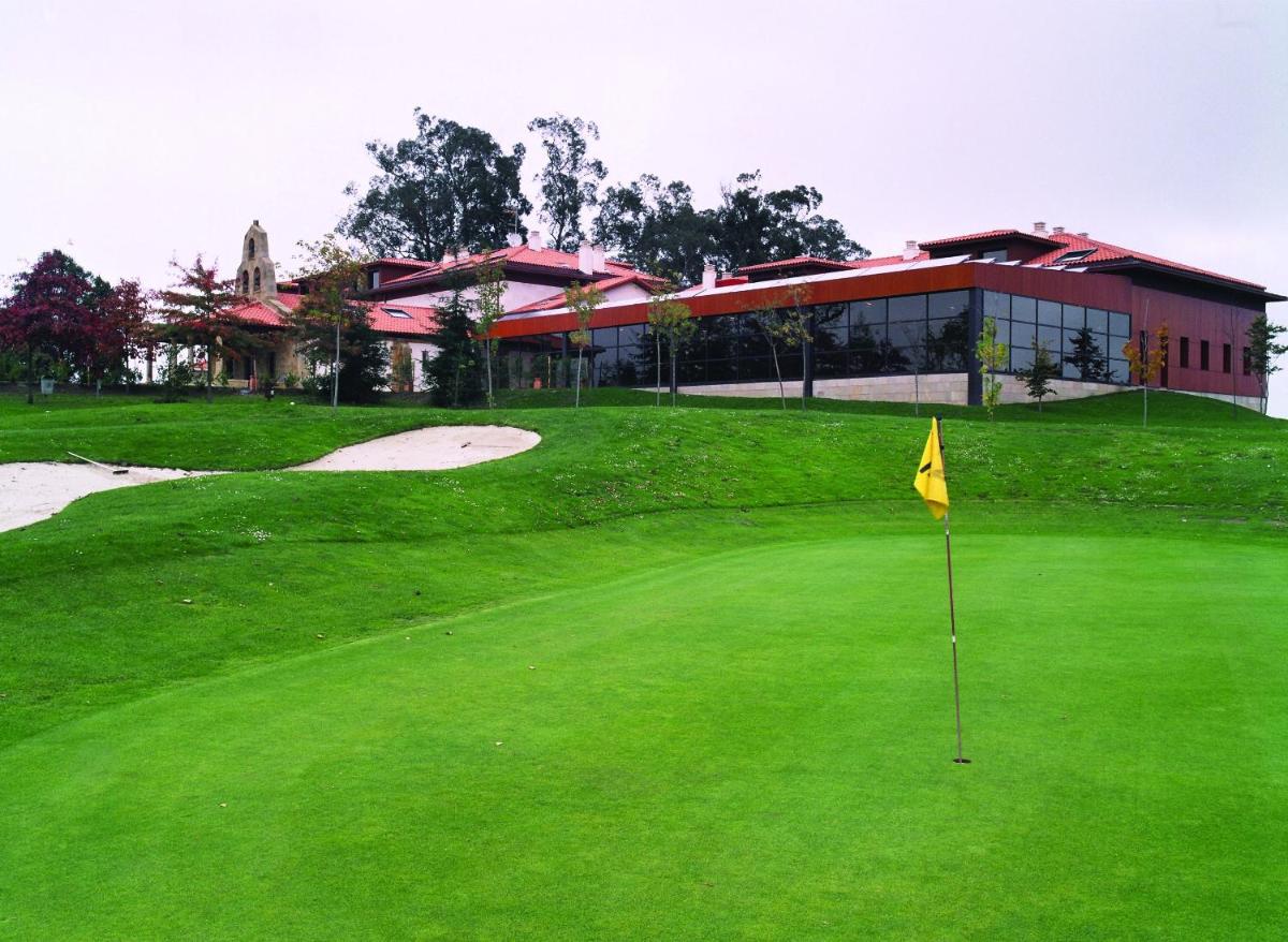 un campo de golf con bandera amarilla en el green en Oca Palacio De La Llorea Hotel & Spa, en Deva